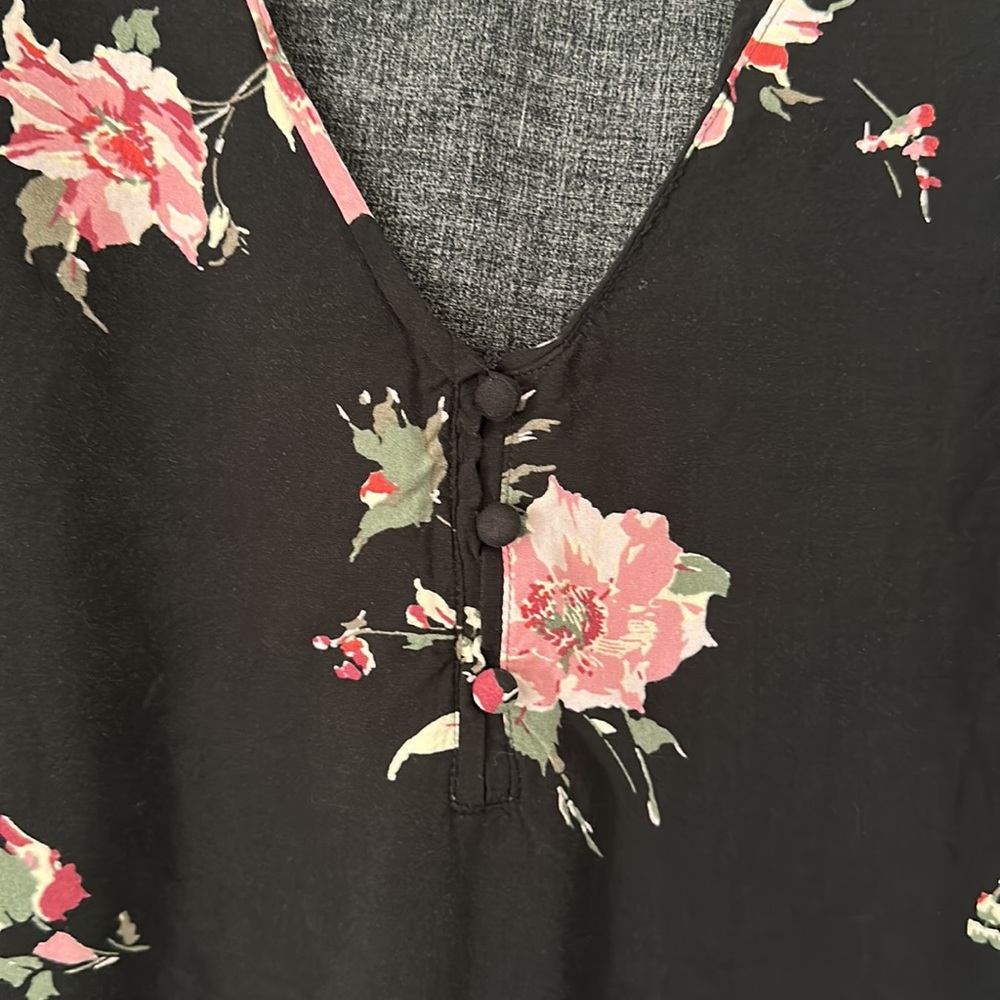 Abercrombie & Fitch Black Floral V-Neck Cap Sleeve Blouse - Picture 3 of 4